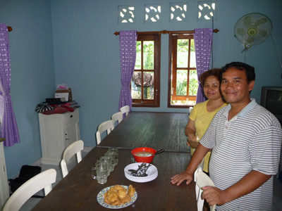 De leiding van het kinderhuis Ginting en Ana