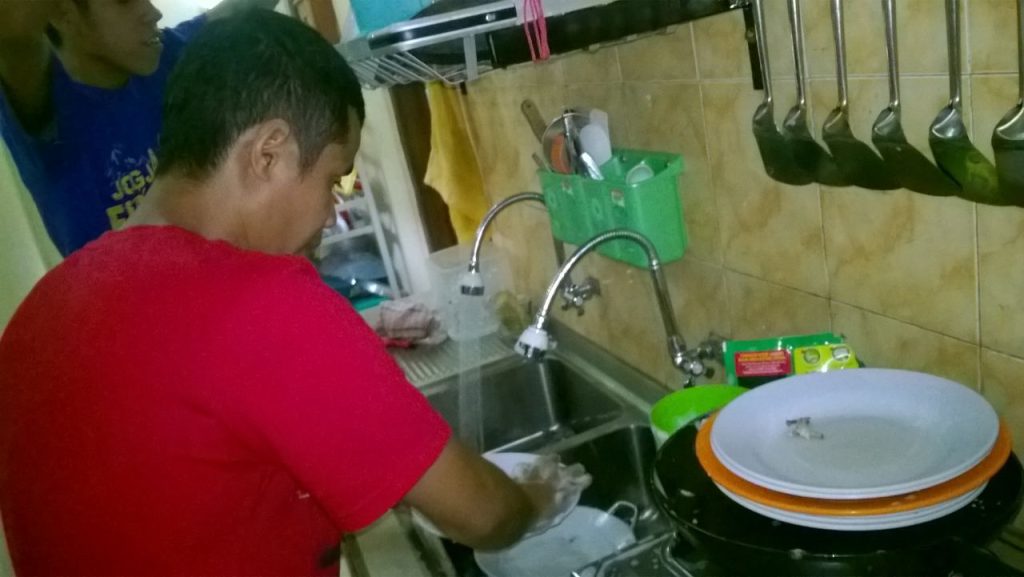 Afwassen in het Timeus huis