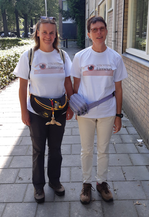 Wandelaarster Bianca met voorzitter Hetty
