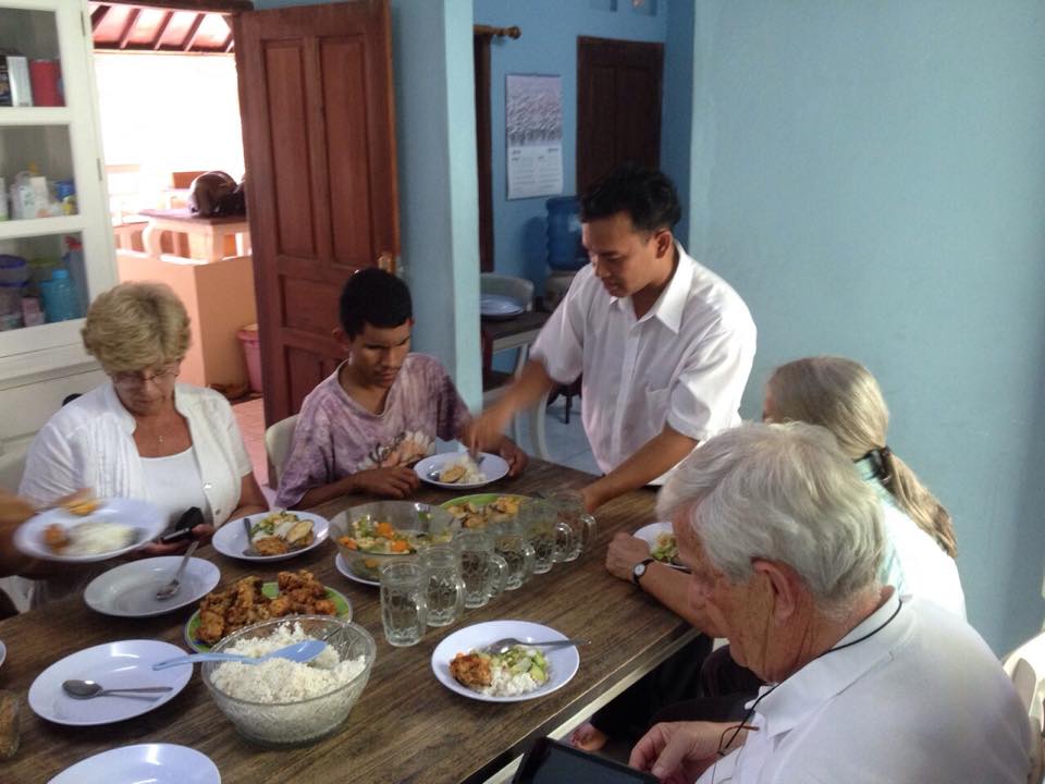 Een echtpaar uit Son bezoekt Timeus op Bali