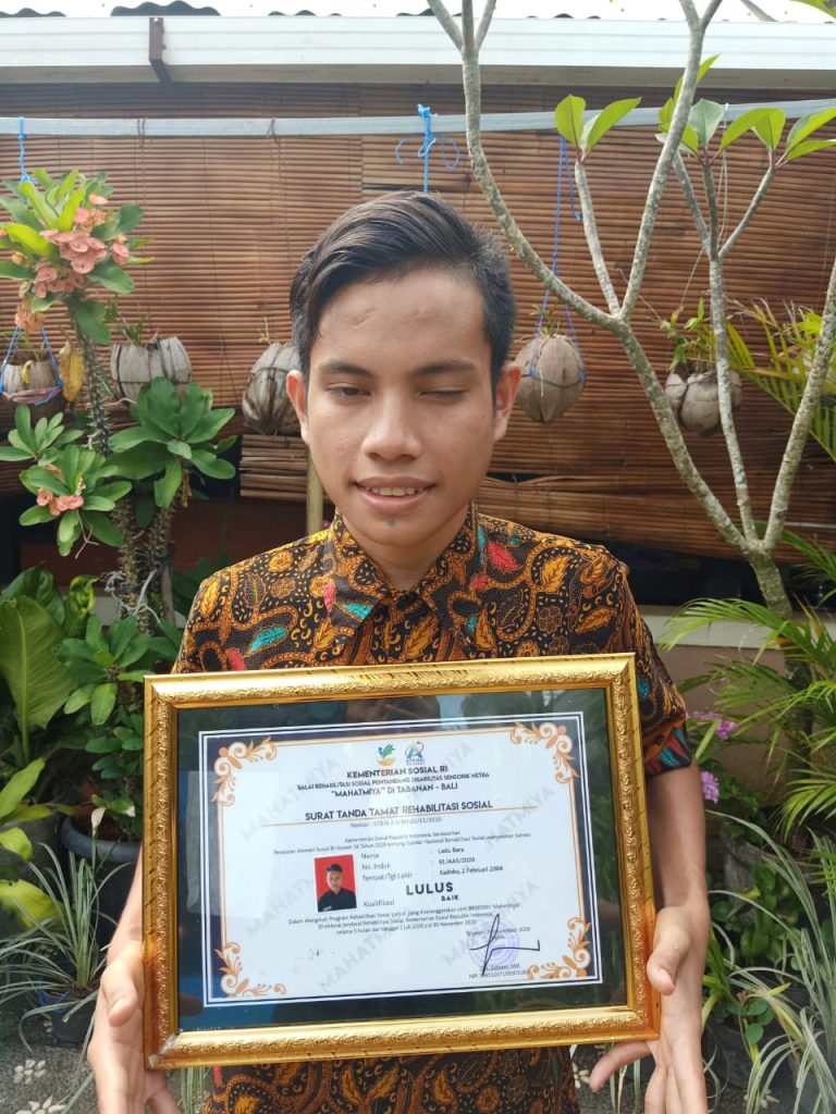 Ledu met diploma
