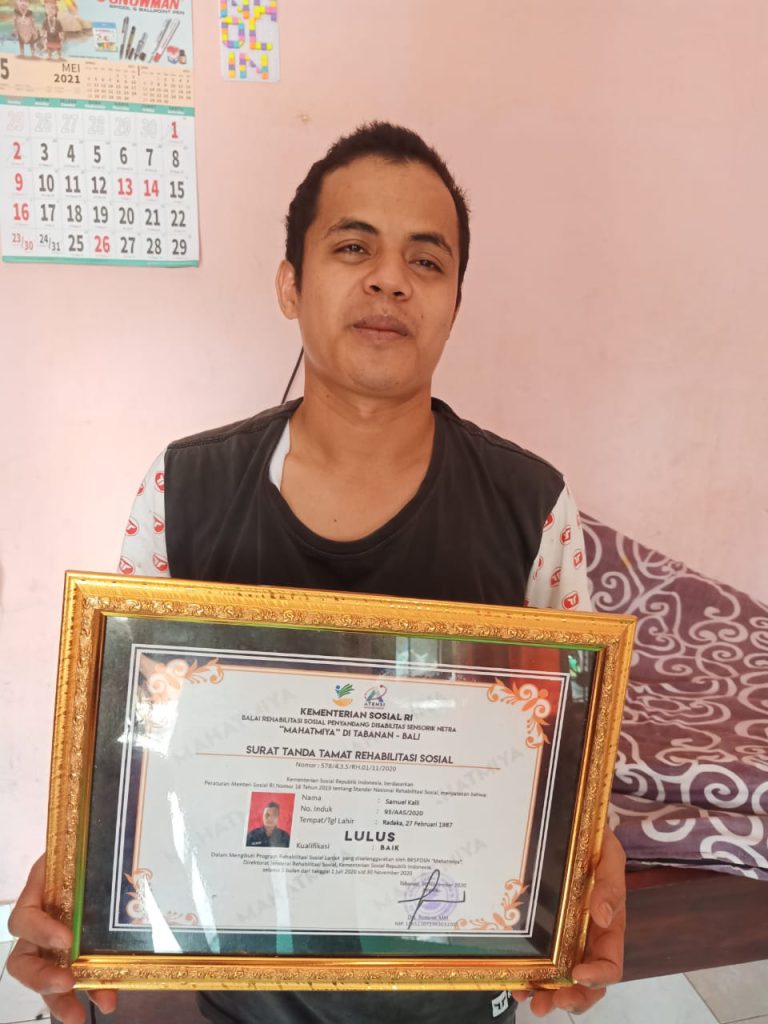 Samuel met diploma
