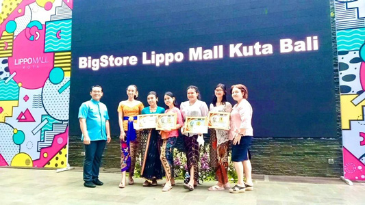 De dag van Kartini in de Lippo mall in Kuta