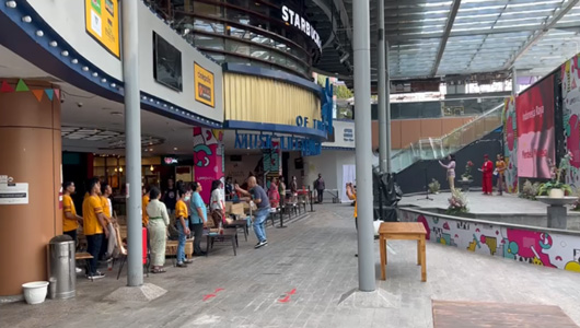 De dag van Kartini in de Lippo mall in Kuta