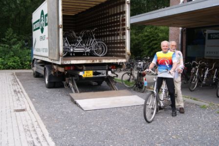 Tandem fietst langs vrachtwagen