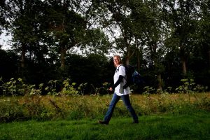 Wandelaarster zonder geld op pad voor het goede doel