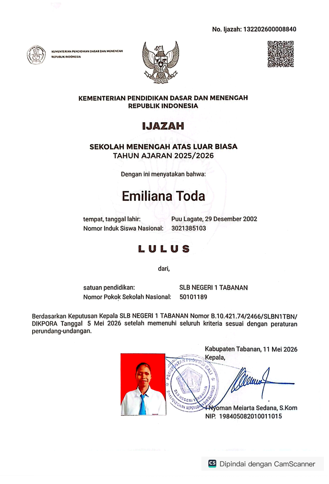 Emi's diploma voor Senior High School