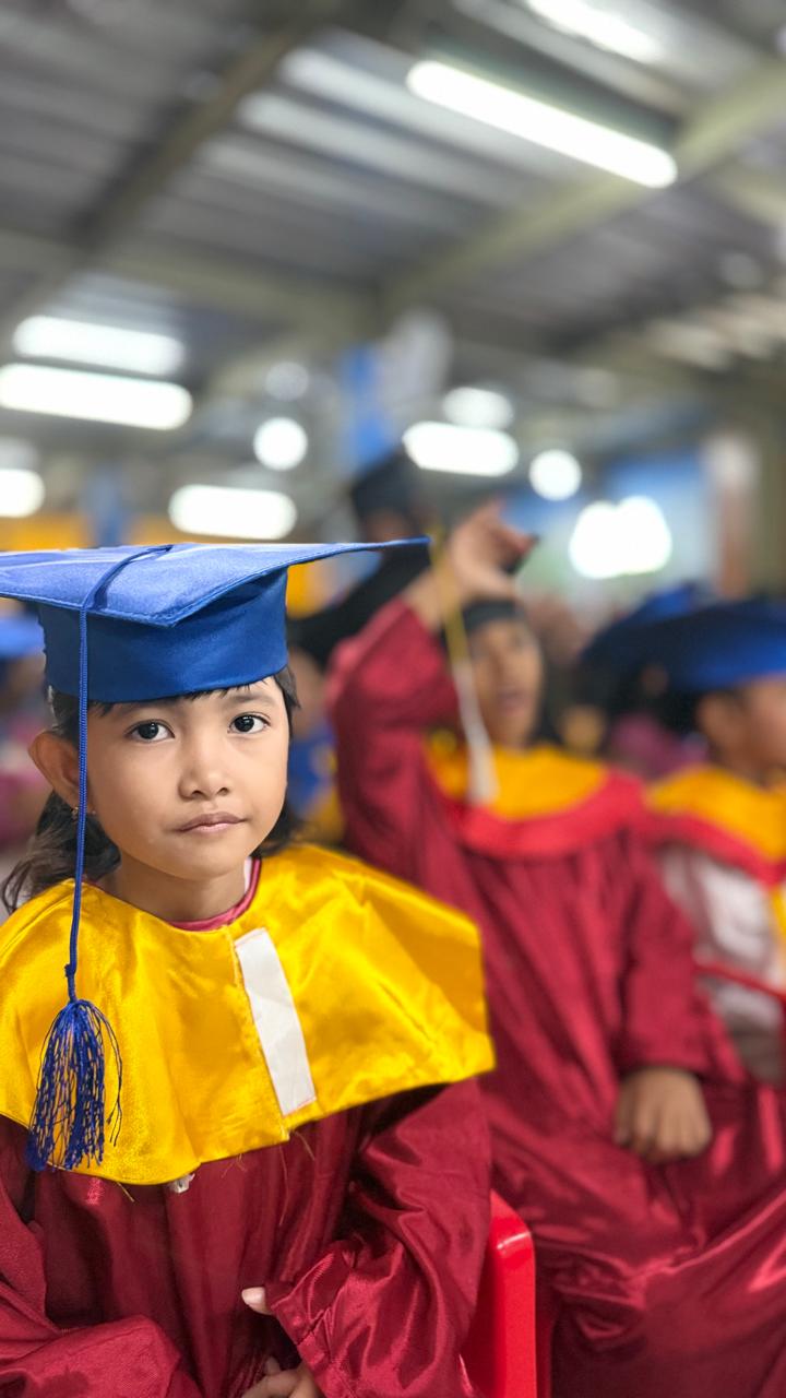 Foto kind geslaagd voor kleuterschool aan het einde van het schooljaar (juni 2026)